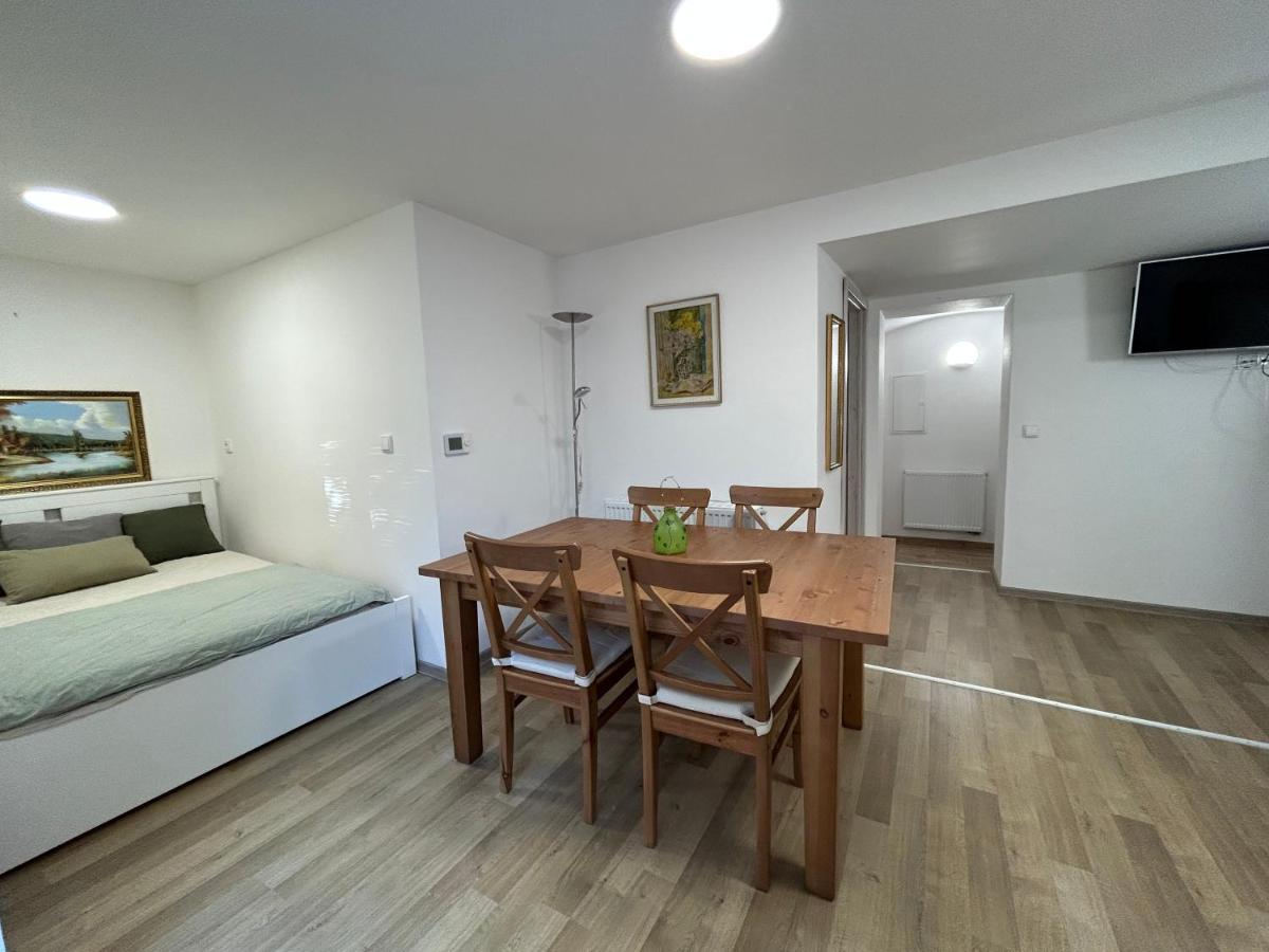 Stromoradni 17 Apartment Breclav ภายนอก รูปภาพ
